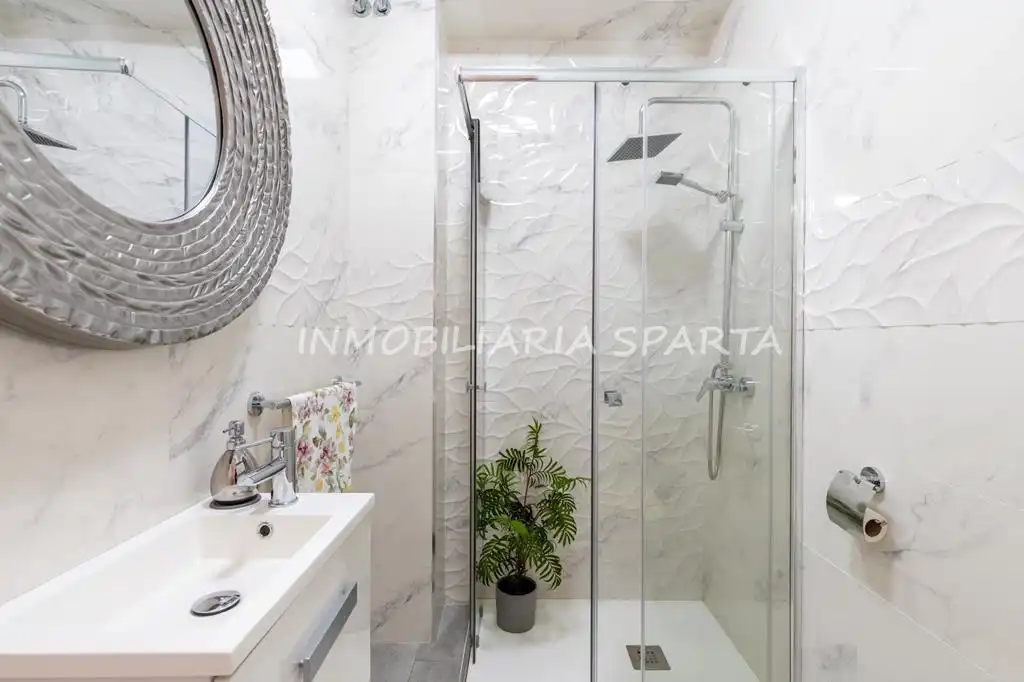 Badezimmer von Einfamilien-Reihenhaus zum Verkauf in Umbrete mit Klimaanlage