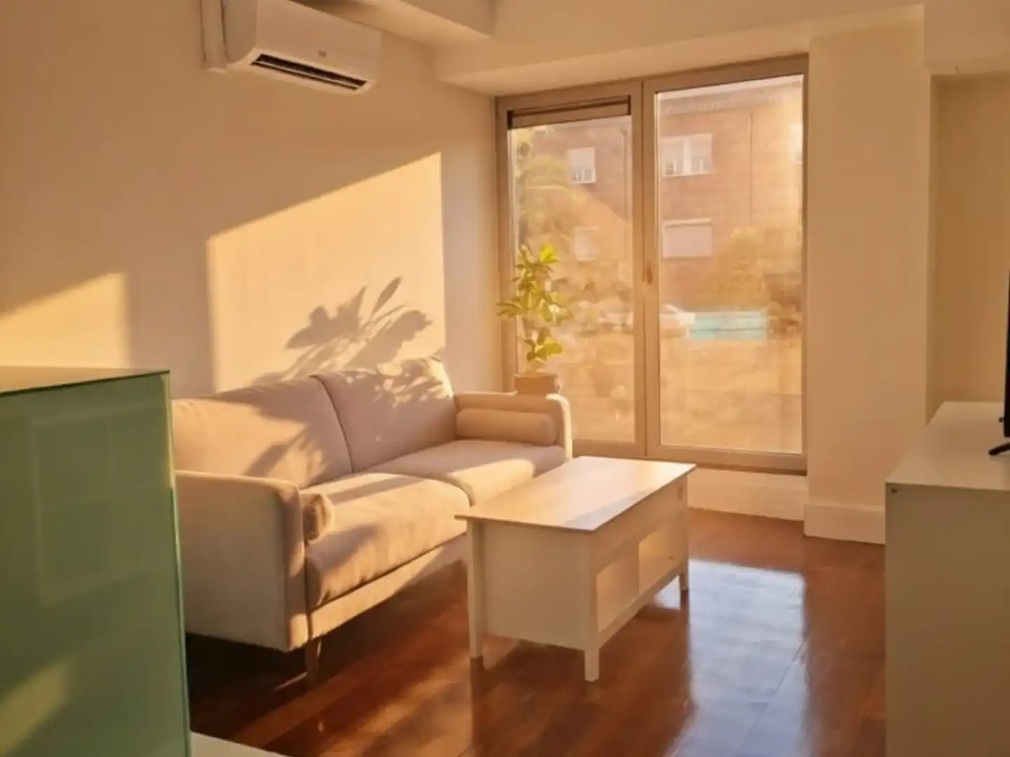 Sala d'estar de Casa o xalet en venda en Madrid amb Aire condicionat, Traster i Moblat