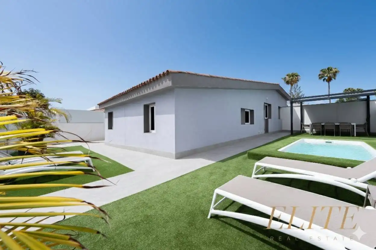 Exterior view of Detached homes for sale in San Bartolomé de Tirajana  with Air Conditioner, Private garden and Parquet flooring