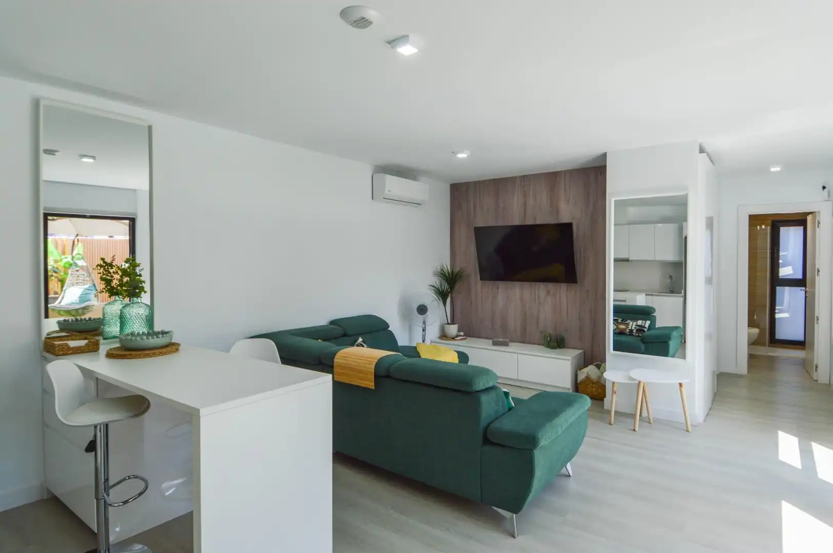 Sala d'estar de Apartament de lloguer en Mogán amb Aire condicionat, Jardí privat i Terrassa