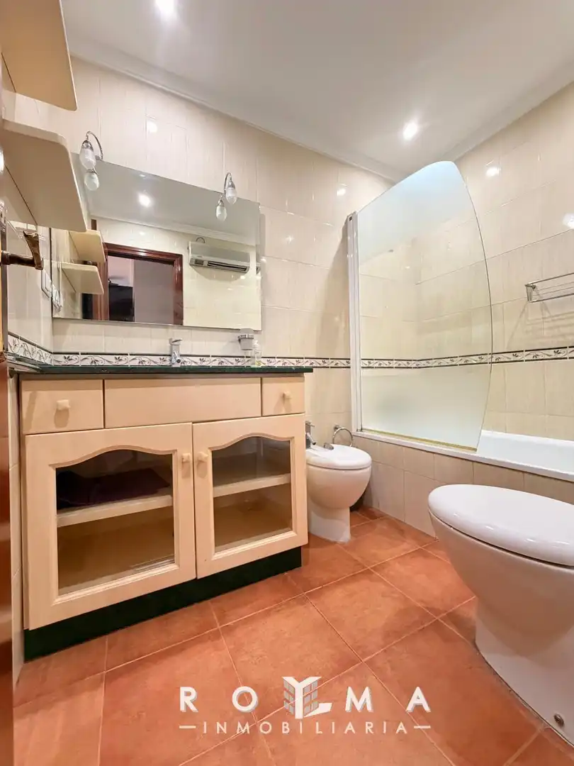 Baño de Piso de alquiler en Dos Hermanas con Aire acondicionado, Calefacción y Jardín privado