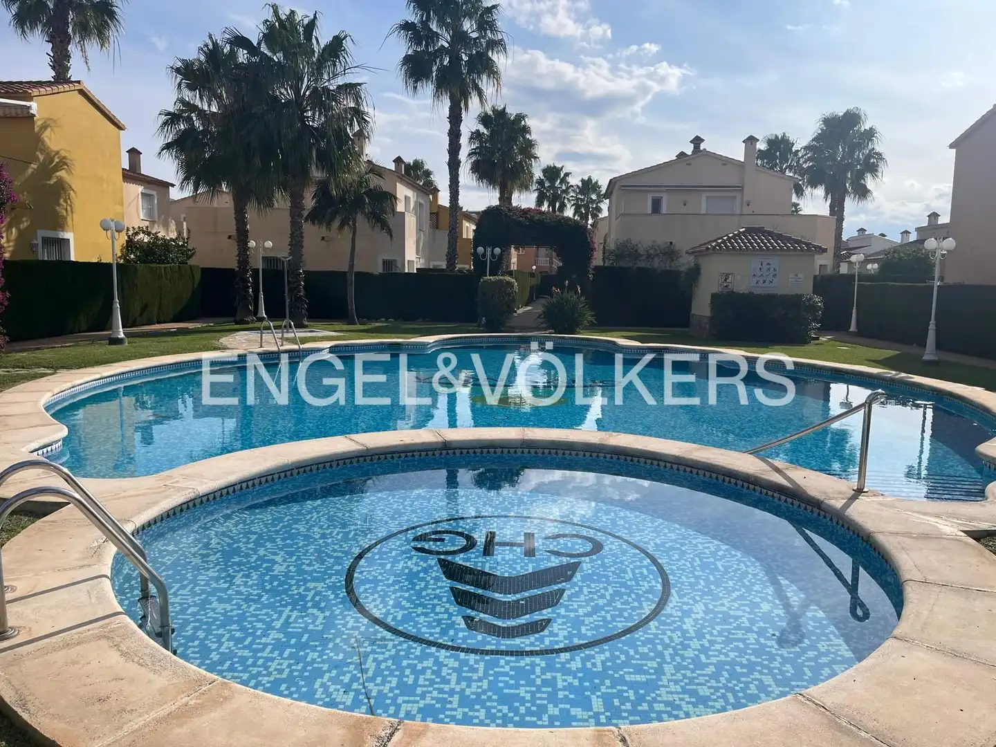 Piscina de Casa adosada de alquiler en Oliva con Aire acondicionado, Calefacción y Jardín privado