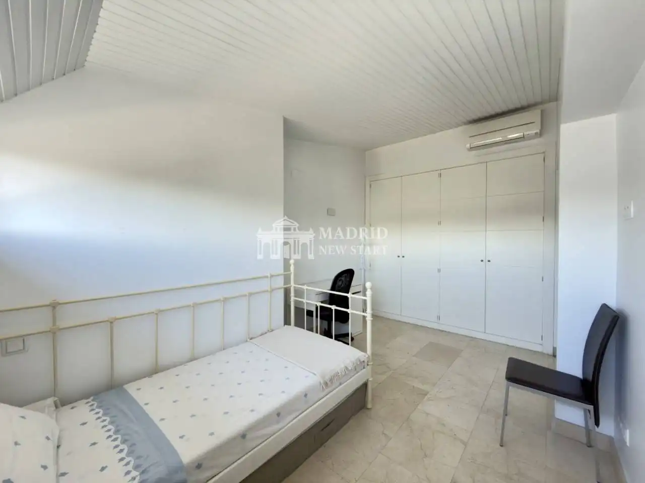Habitación de Dúplex de alquiler en Madrid con Aire acondicionado, Calefacción y Amueblado