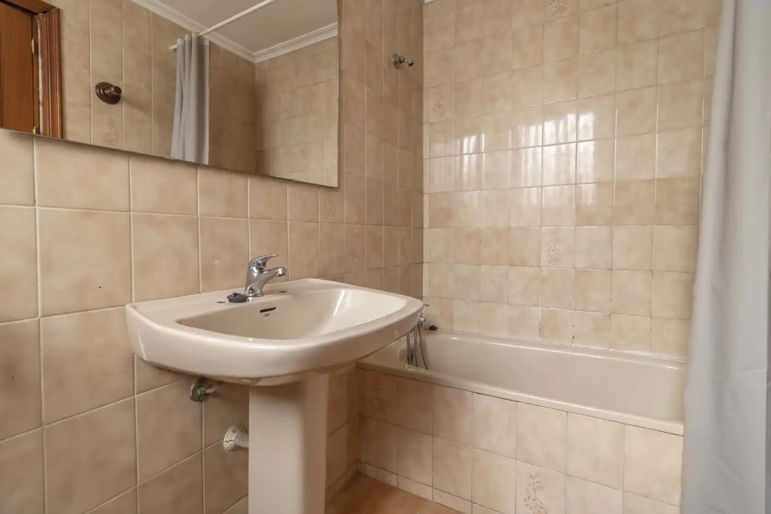 Badezimmer von Einfamilien-Reihenhaus zum Verkauf in Sevilla mit Terrasse, Abstellraum und Balkon