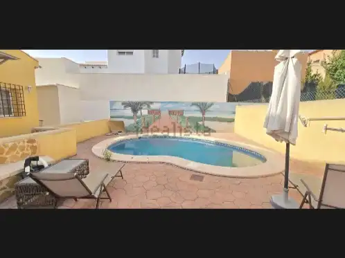 Chalet con piscina en venta en Calle Yuturna 3