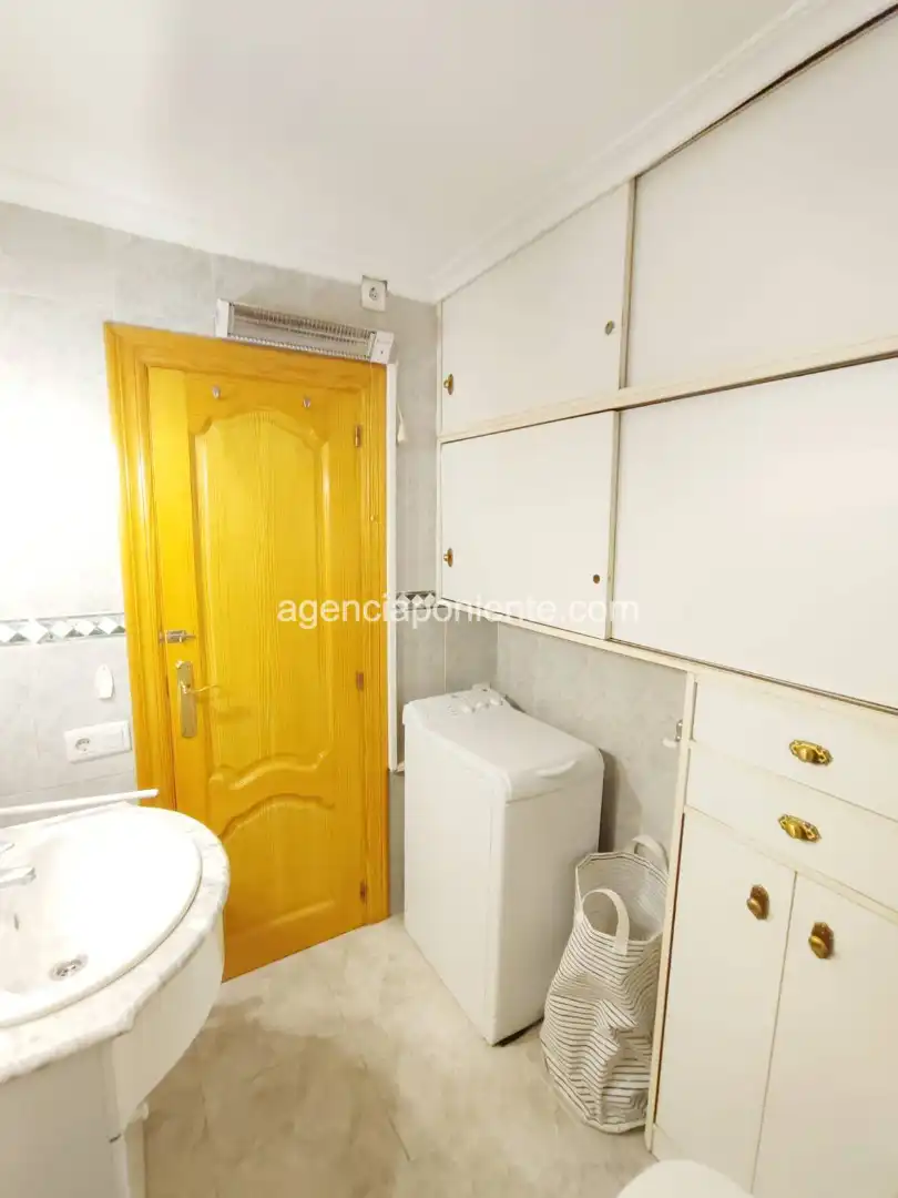Dormitori de Apartament de lloguer en Benidorm amb Aire condicionat, Calefacció i Terrassa
