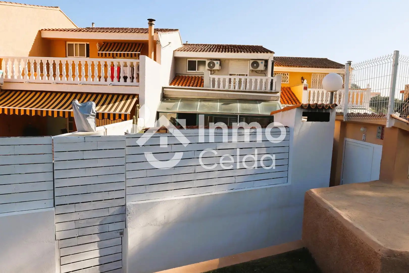Vista exterior de Casa adosada en venta en Chiva con Aire acondicionado, Calefacción y Jardín privado