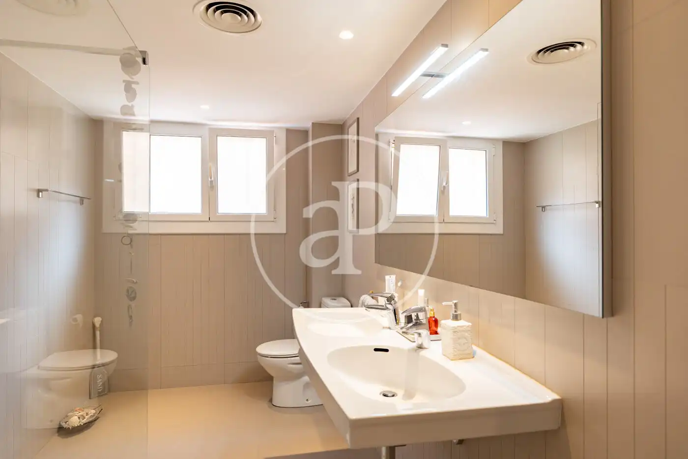 Baño de Piso en venta en Barcelona con Aire acondicionado, Calefacción y Terraza