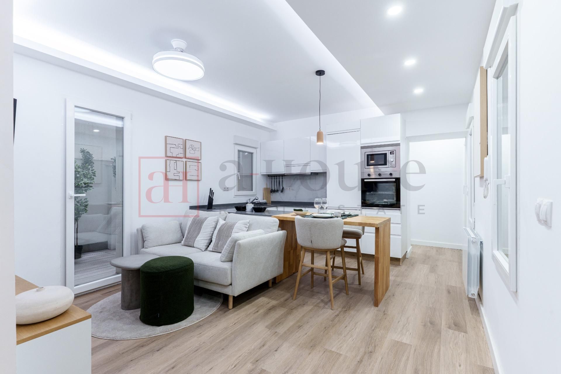 Living room of Premises for sale in  Madrid Capital  with Furnished