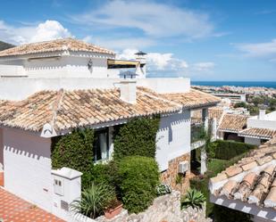 Vista exterior de Casa adosada en venda en Benalmádena amb Terrassa i Balcó