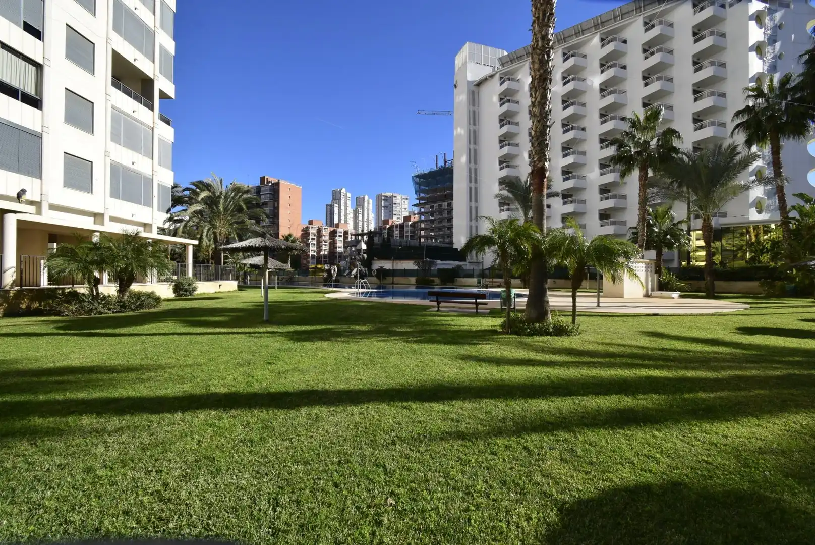 Piscina de Apartamento en venta en Benidorm con Aire acondicionado, Calefacción y Jardín privado