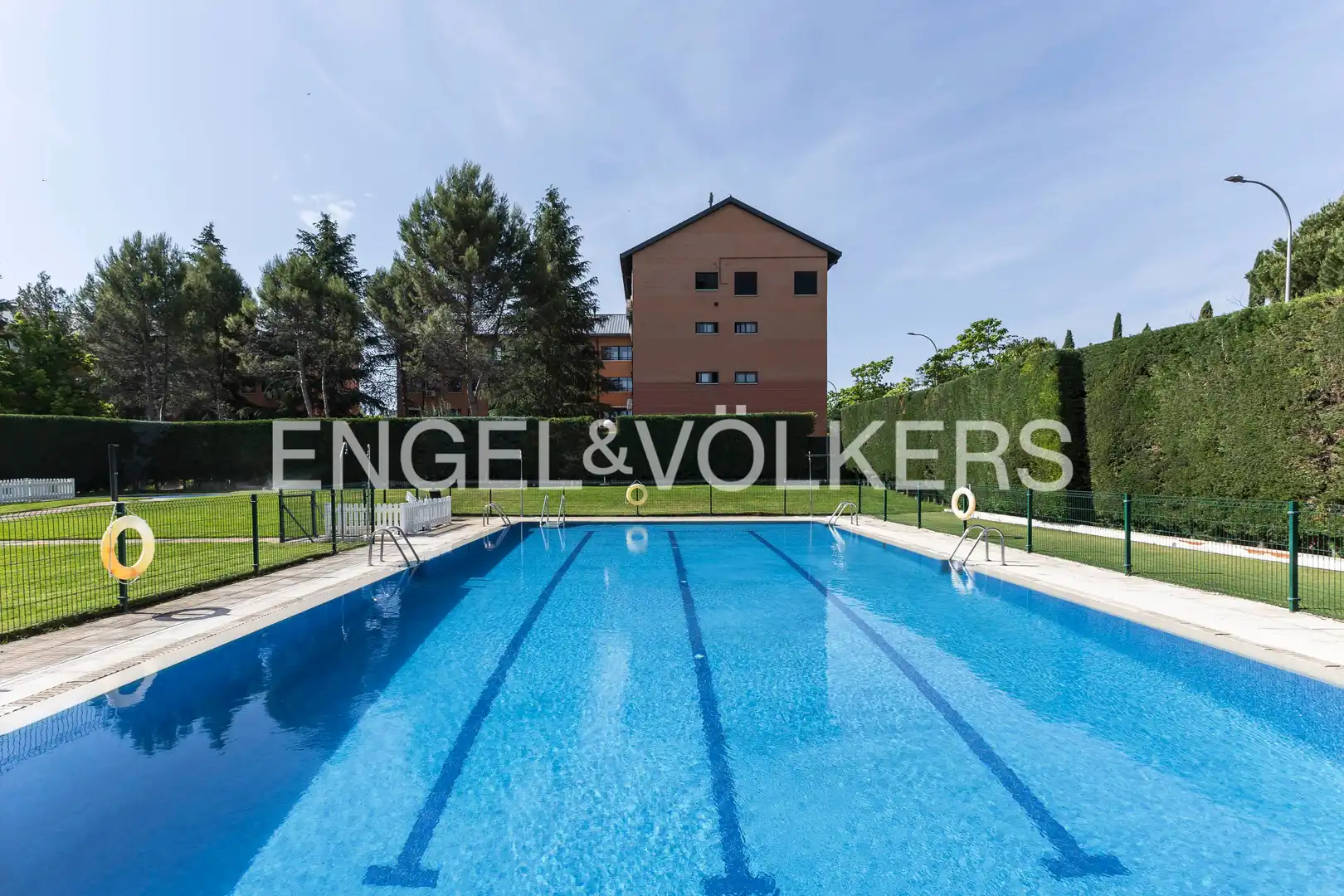 Swimming pool of Flat for rent in Madrid  with Air Conditioner, Heating and Private garden
