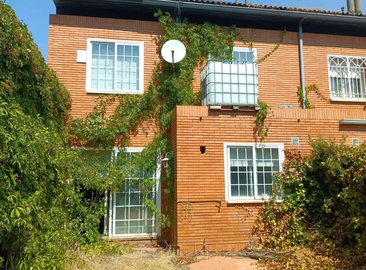 Vista exterior de Casa adosada en venda en Campo Real amb Terrassa i Traster