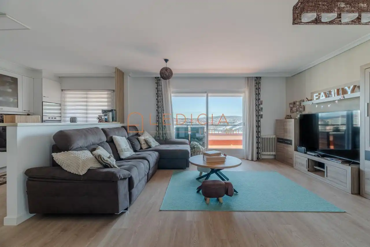 Living room of Flat for sale in Vigo   with Heating, Terrace and Storage room