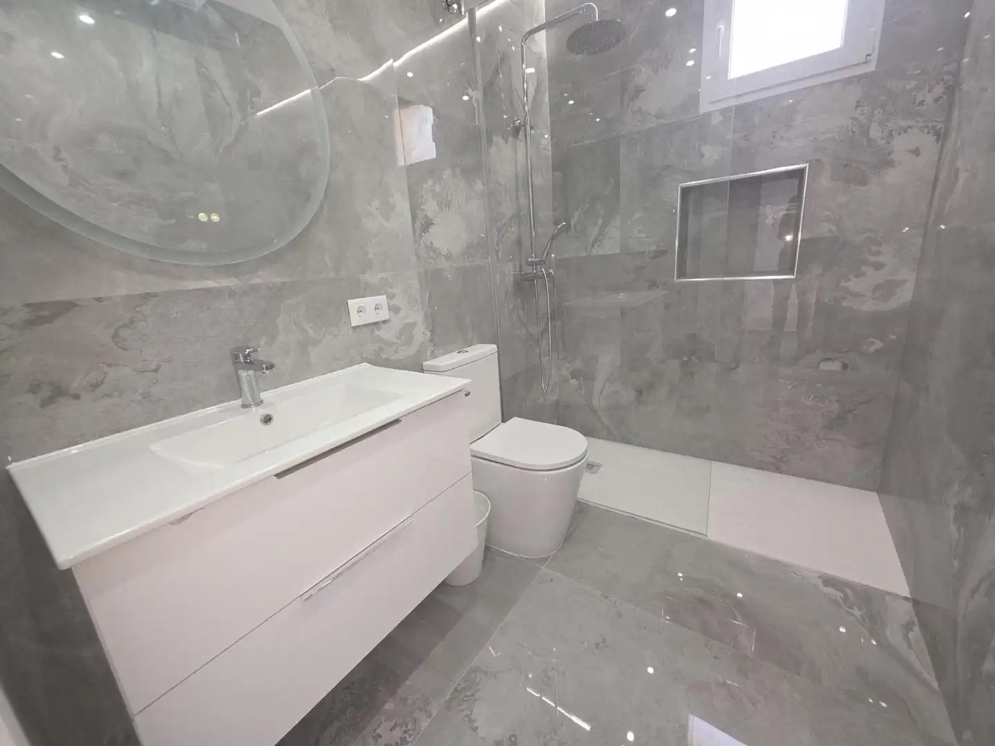 Baño de Piso en venta en Benidorm con Aire acondicionado, Calefacción y Jardín privado