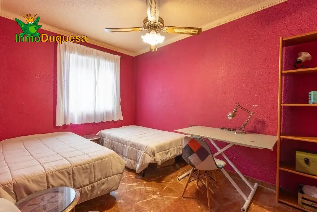 Habitación de Casa adosada en venta en Granada con Aire acondicionado, Calefacción y Jardín privado