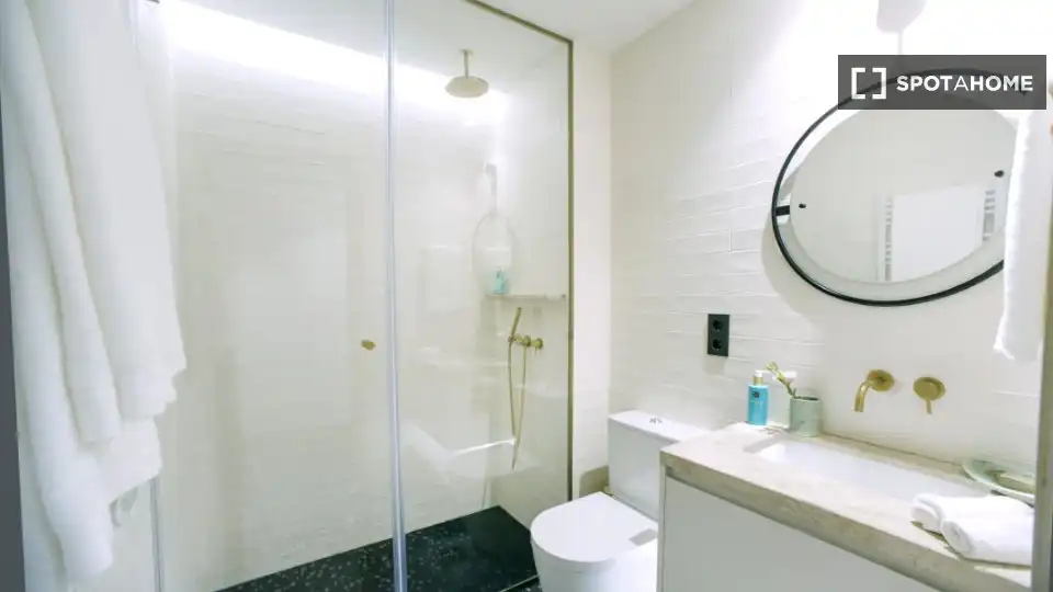 Bathroom of Flat for rent in Barcelona  with Air Conditioner, Heating and Furnished