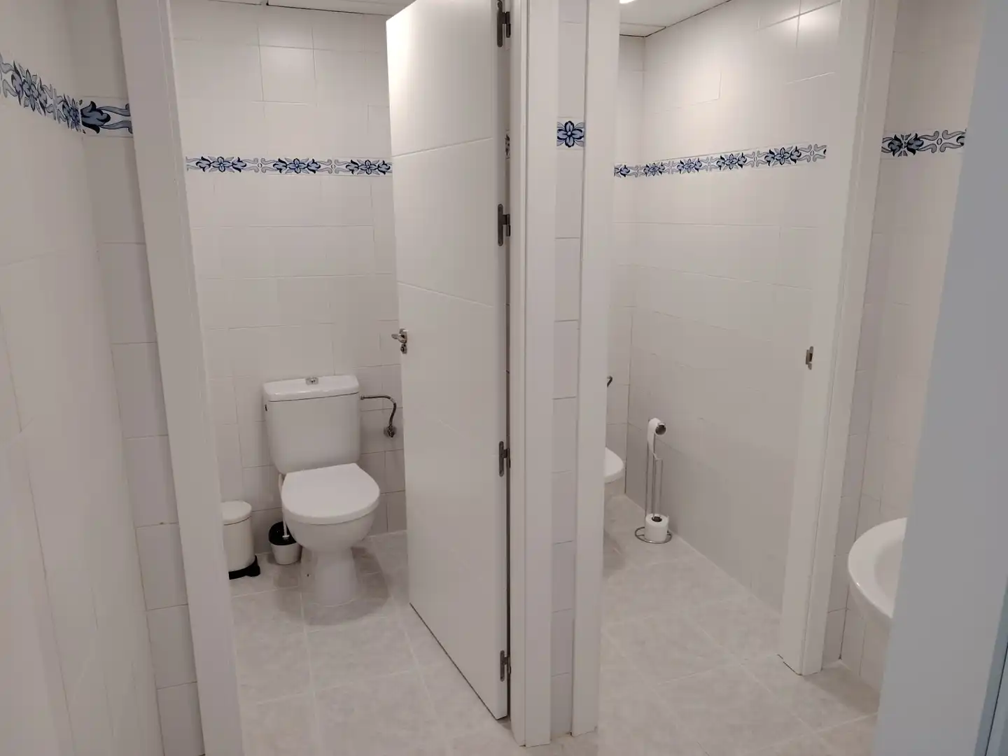 Baño de Local de alquiler en Sanlúcar la Mayor con Aire acondicionado, Calefacción y Amueblado