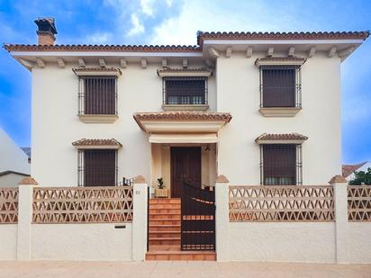 Vista exterior de Casa o xalet en venda en Martos amb Aire condicionat, Calefacció i Jardí privat