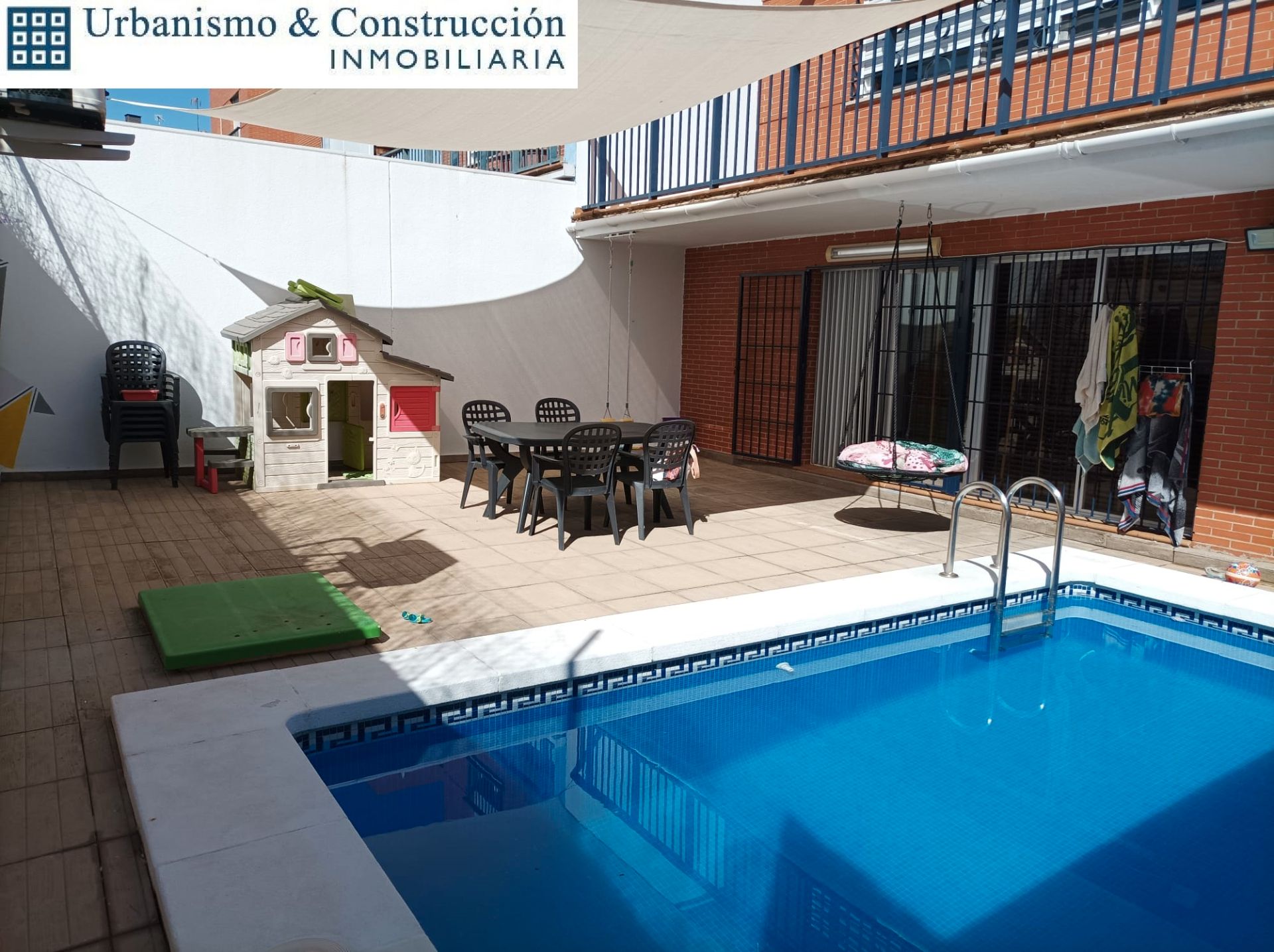 Piscina de Casa adosada en venda en Poblete amb Aire condicionat, Calefacció i Jardí privat