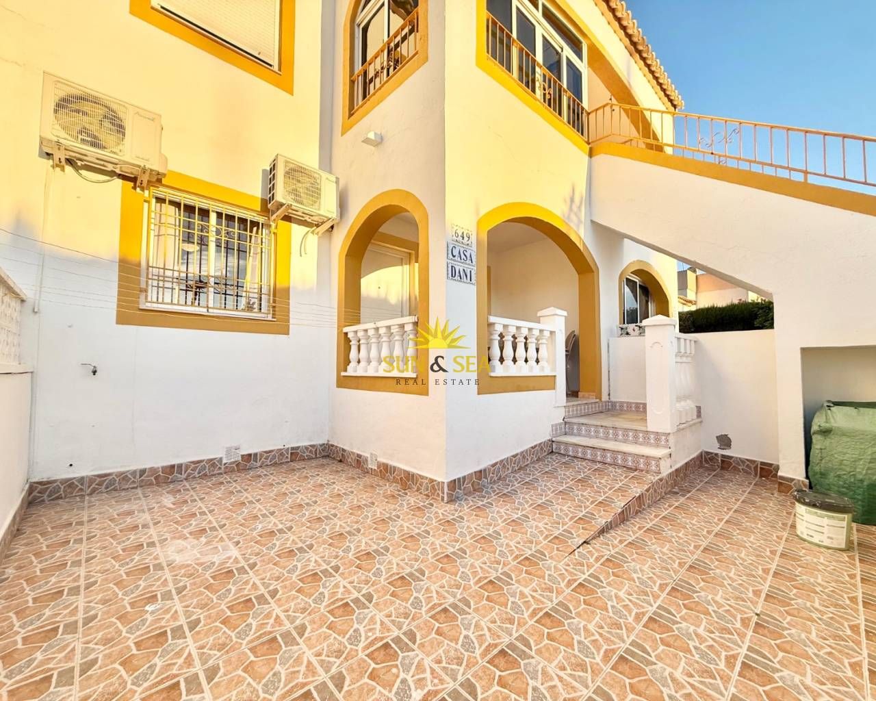 Vista exterior de Casa o xalet de lloguer en Torrevieja amb Aire condicionat, Calefacció i Terrassa