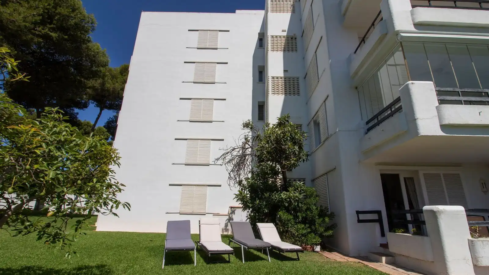 Jardín de Piso en venta en Marbella con Aire acondicionado, Terraza y Amueblado
