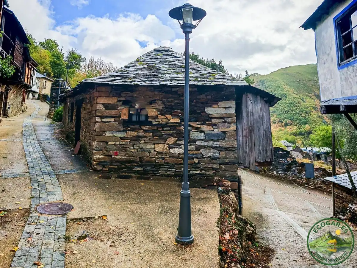 Vista exterior de Casa adosada en venta en Ponferrada