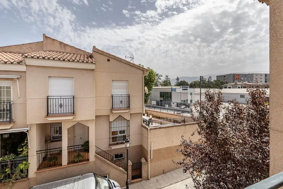 Vista exterior de Casa adosada en venta en Alhendín con Calefacción, Terraza y Balcón