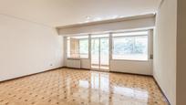 Sala d'estar de Apartament en venda en  Madrid Capital amb Terrassa i Balcó