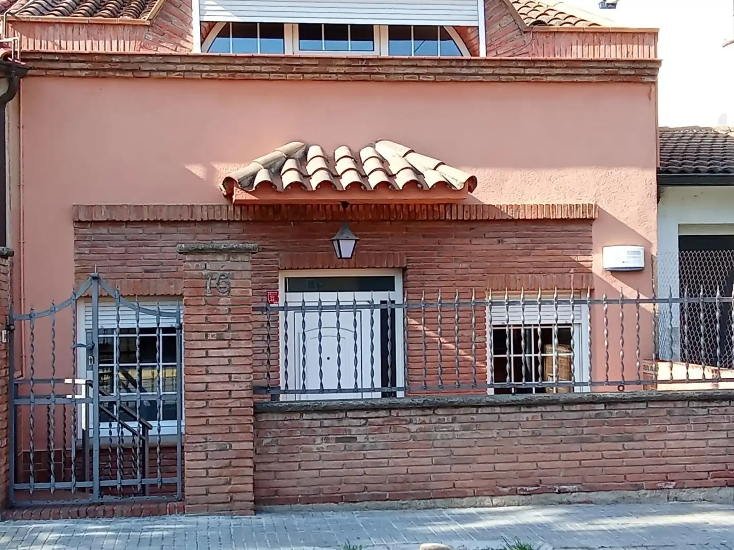 Vista exterior de Casa adosada en venda en Parets del Vallès amb Aire condicionat, Calefacció i Piscina