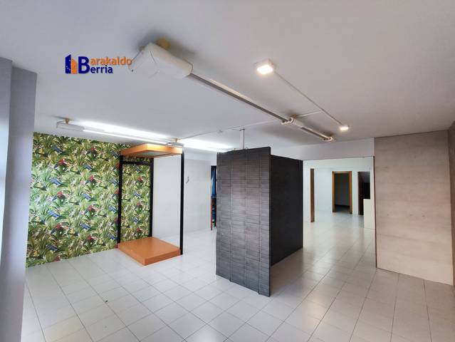 Local comercial en Alquiler en Vicente Blasco Ibañez Kalea, 32 en Txabarri - La Unión - Vista Alegre