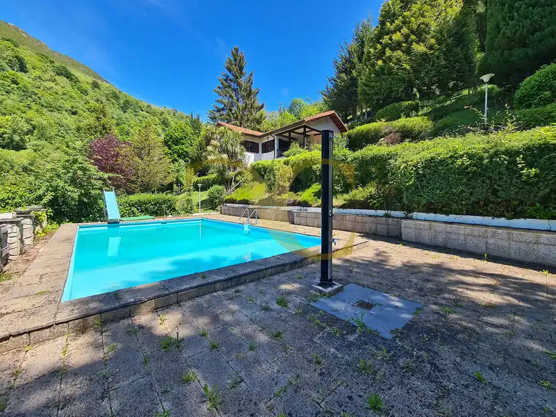 Piscina de Casa o chalet en venta en Caso con Calefacción, Jardín privado y Terraza