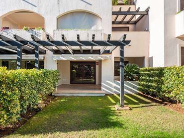Apartment with pool for sale in Nueva Andalucía