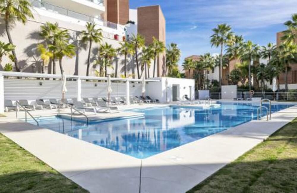 Piscina de Apartament de lloguer en Benahavís amb Aire condicionat, Jardí privat i Terrassa