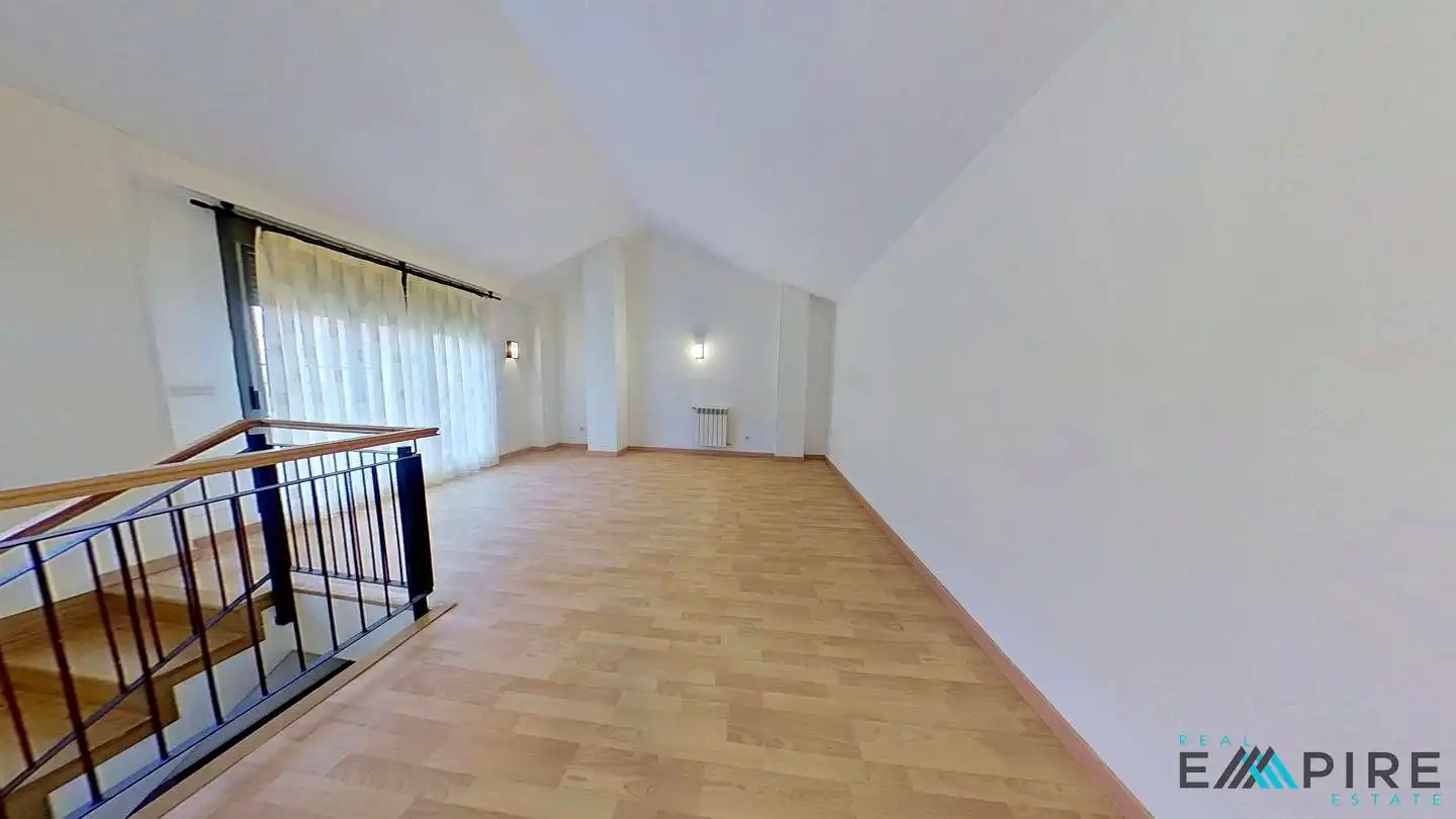 Sala d'estar de Casa adosada en venda en Parla amb Aire condicionat, Calefacció i Jardí privat