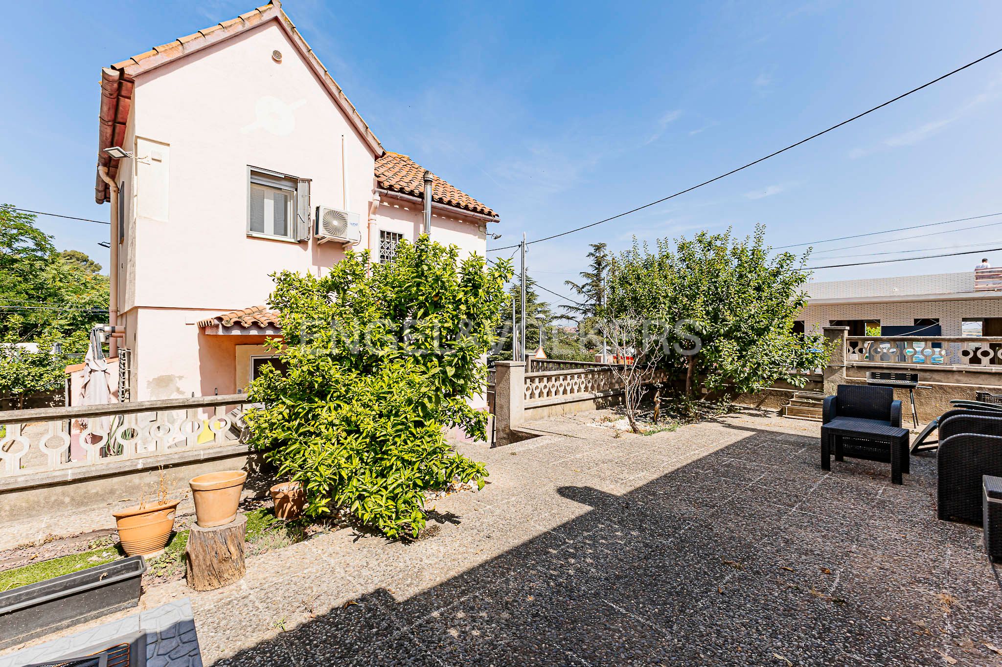 Vista exterior de Casa o xalet en venda en Montcada i Reixac amb Aire condicionat, Calefacció i Jardí privat