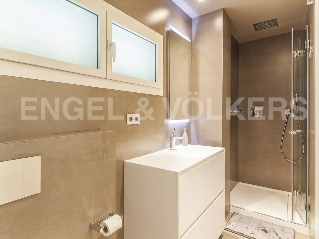 Badezimmer von Dachboden zum Verkauf in Barcelona mit Klimaanlage, Heizung und Terrasse