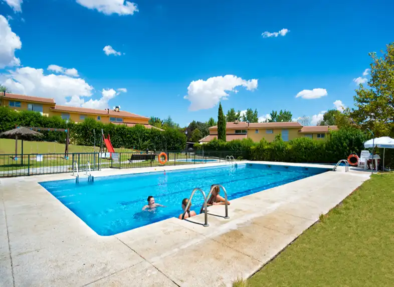 Piscina de Casa adosada de lloguer en La Moraleja amb Calefacció, Jardí privat i Terrassa