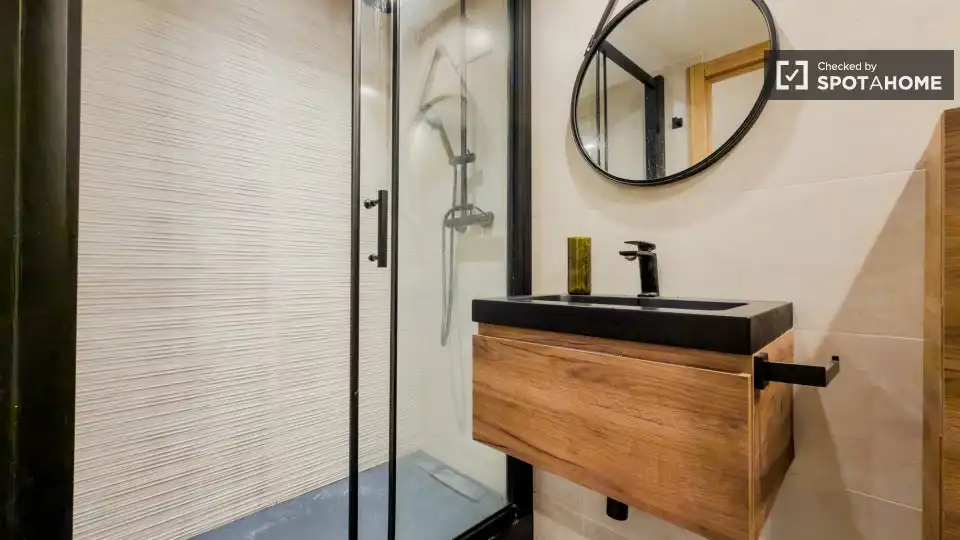 Baño de Piso de alquiler en Barcelona con Aire acondicionado, Calefacción y Amueblado