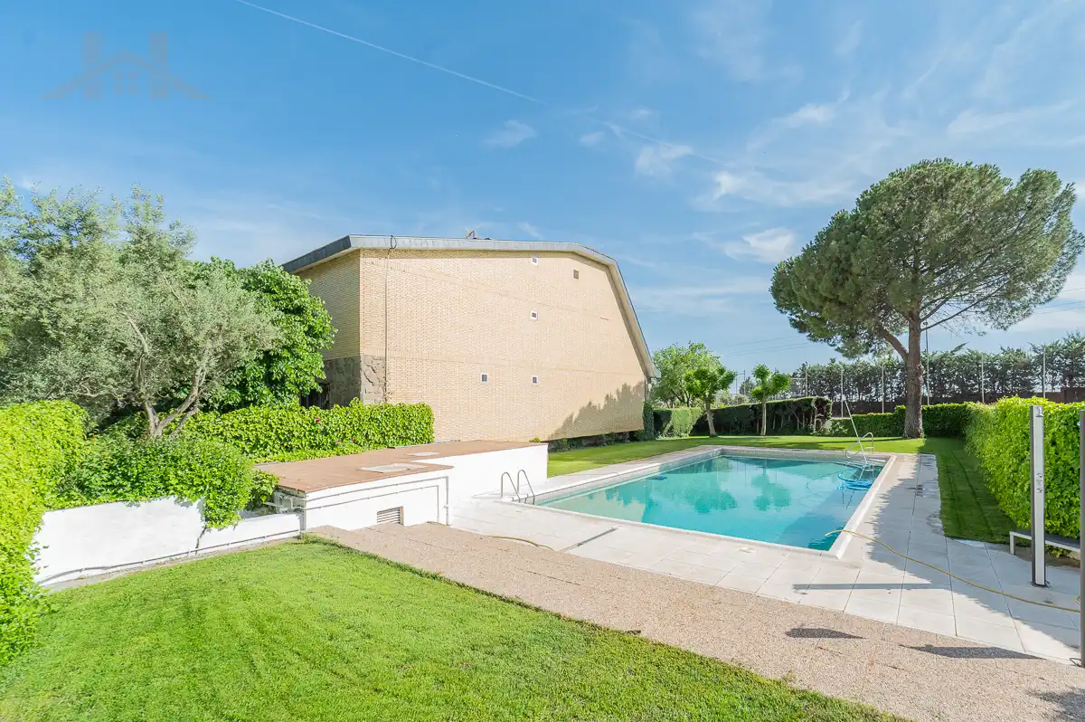Piscina de Casa adosada en venta en Las Rozas de Madrid