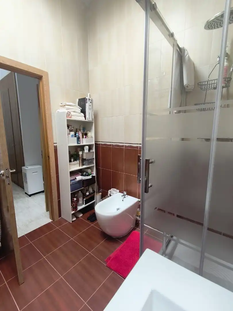 Badezimmer von Einfamilien-Reihenhaus zum Verkauf in Casarrubios del Monte mit Klimaanlage, Heizung und Privatgarten