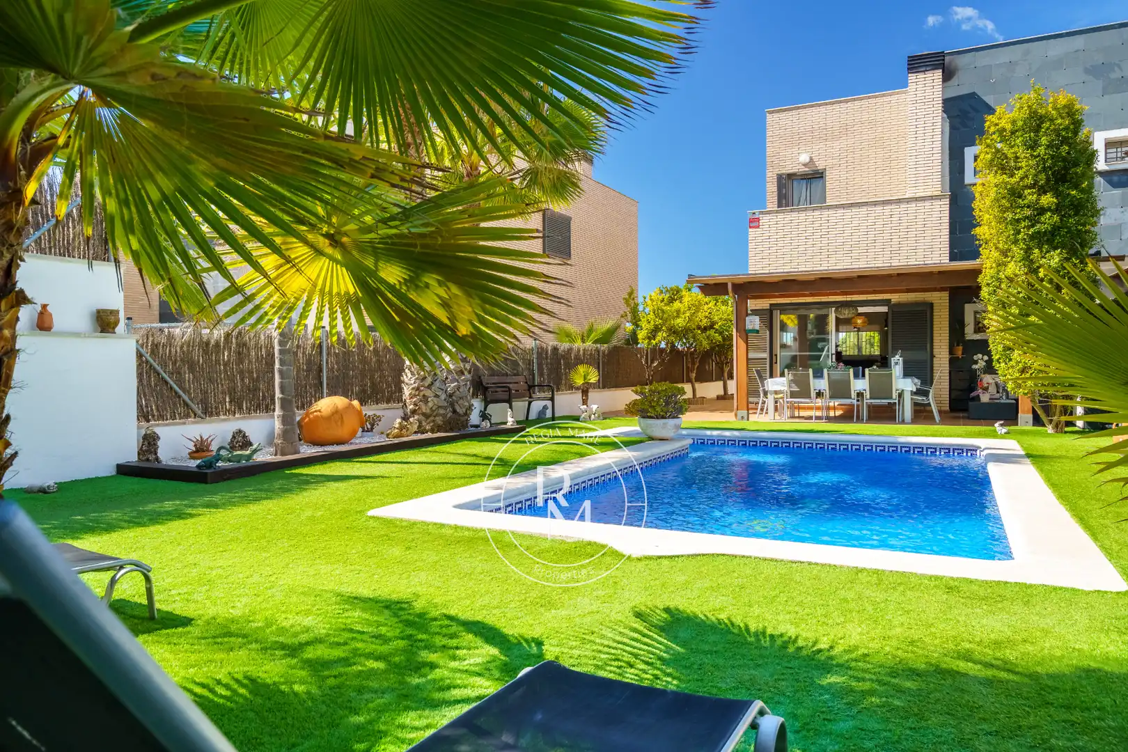 Piscina de Casa adosada en venta en Roda de Berà con Aire acondicionado, Calefacción y Jardín privado