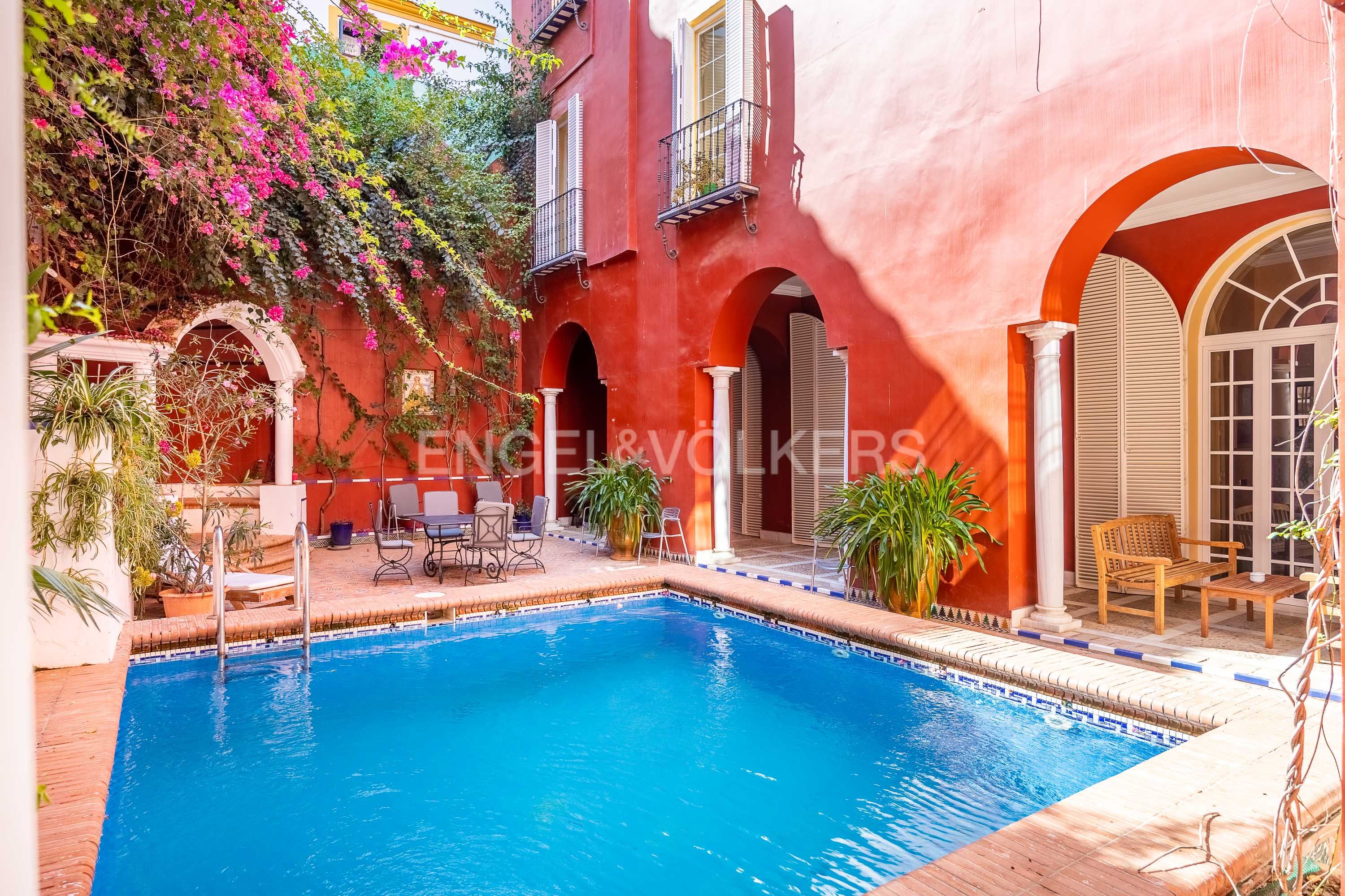 Piscina de Casa o xalet en venda en  Sevilla Capital amb Aire condicionat, Calefacció i Jardí privat