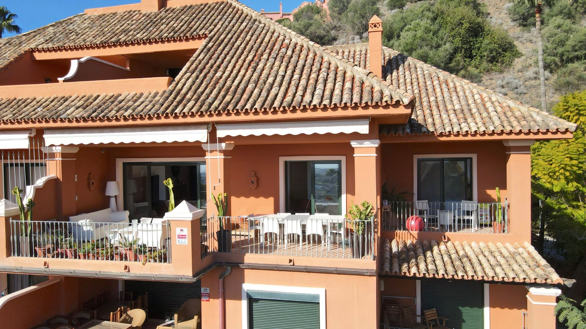 Vista exterior de Àtic en venda en Benahavís amb Aire condicionat, Calefacció i Terrassa