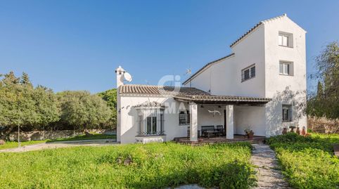 Este chalet independiente está situado en el famoso núcleo costero de Zahora, localidad ubicada entre Los Caños de Meca y El Palma