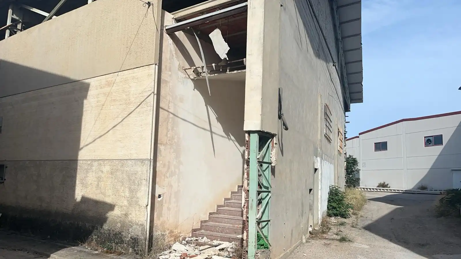 Außenansicht von Fabrikhallen zum Verkauf in Alcañiz
