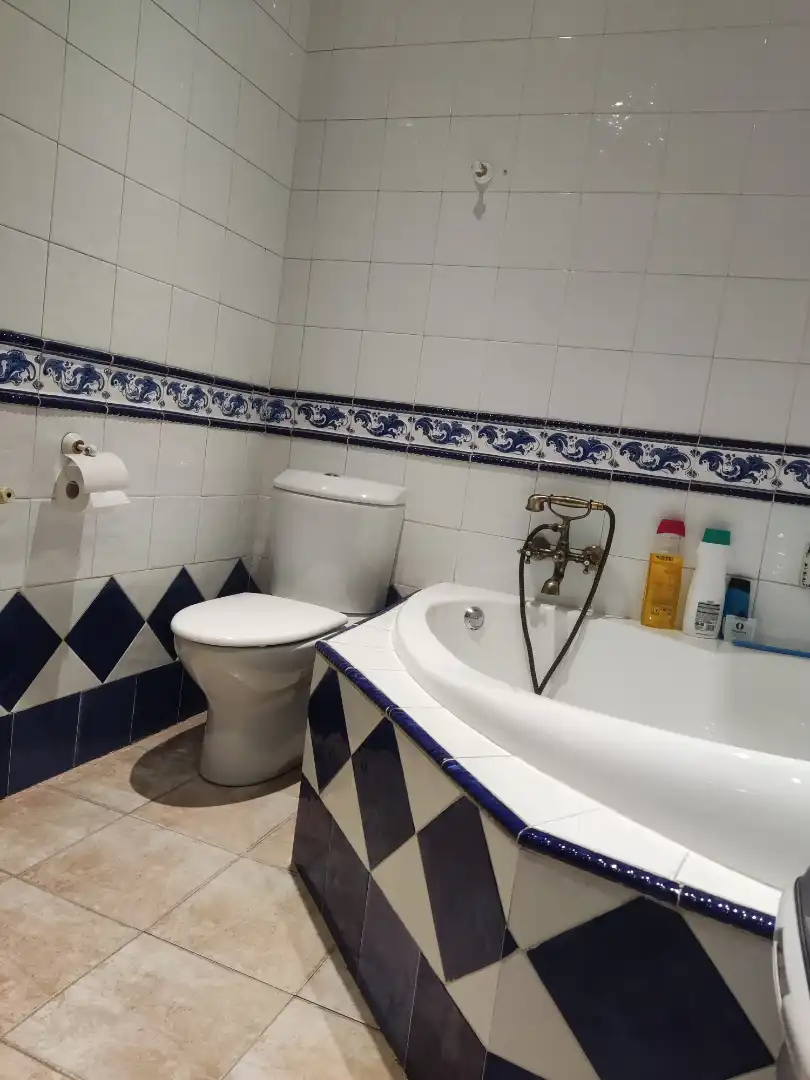 Bany de Casa adosada de lloguer en Ciudad Real amb Aire condicionat, Calefacció i Moblat