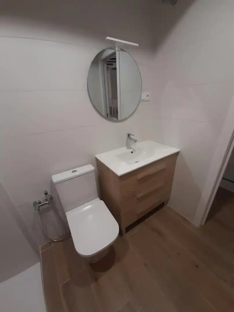 Bany de Apartament de lloguer en Úbeda amb Aire condicionat, Calefacció i Moblat