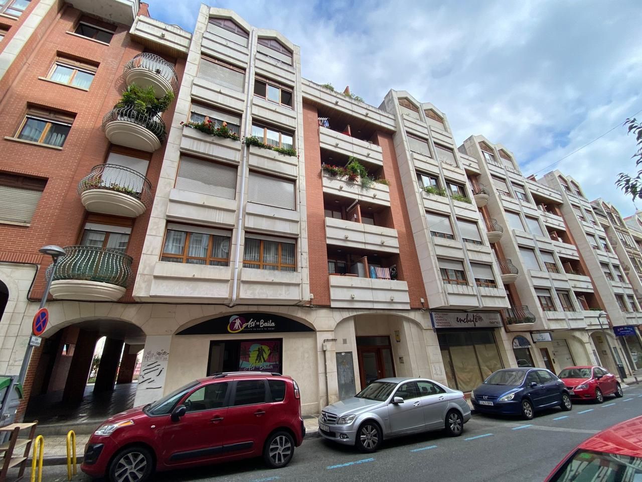 Vista exterior de Pis en venda en Castro-Urdiales amb Calefacció, Parquet i Moblat