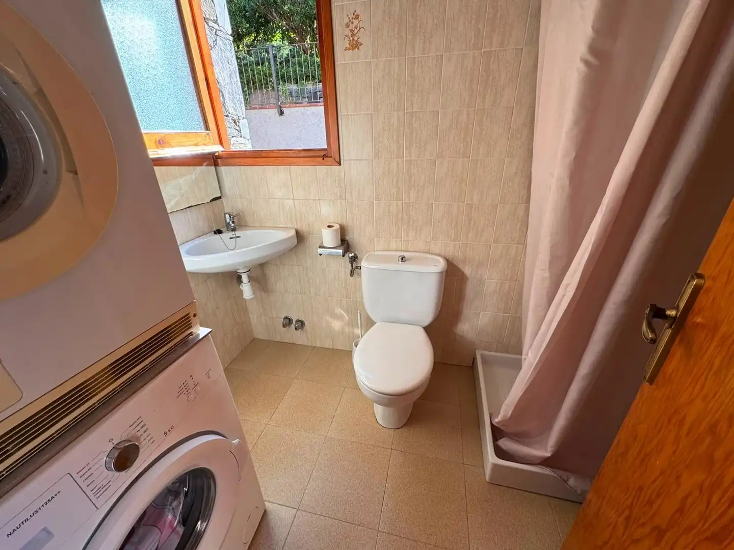 Baño de Casa adosada en venta en Montseny con Calefacción, Terraza y Balcón